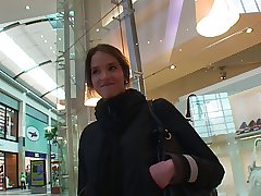 Teeny here der Mall angesprochen und von 2 Typen auf gefickt